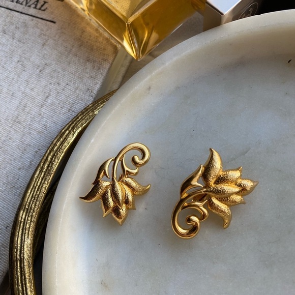 Parisian aesthetic gold tone vintage clip on earrings - Picture 2 of 13